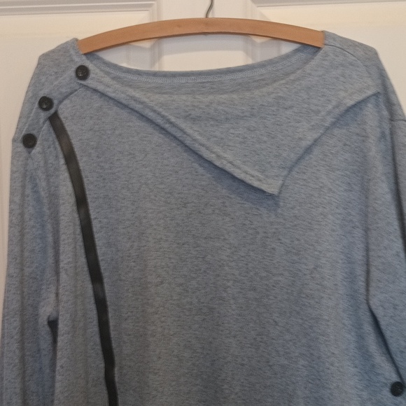 Top - Picture 2 of 3